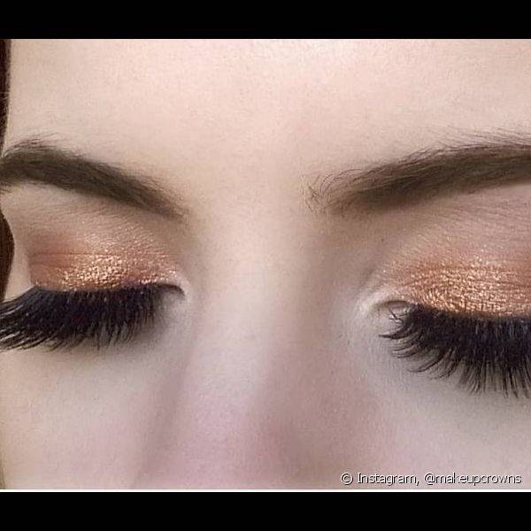 C?lios bem volumosos tamb?m deixam o olhar bem destacado com a sombra dourada (Foto: Instagram @makeupcrowns)